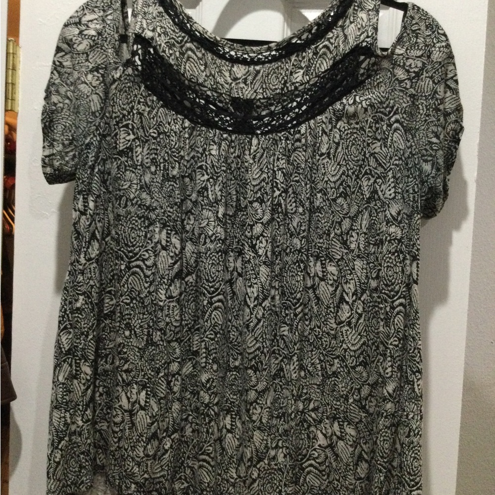 Ladies peep shoulder top